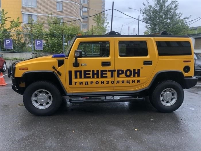 Желтый московский крашеный автомобиль Hummer