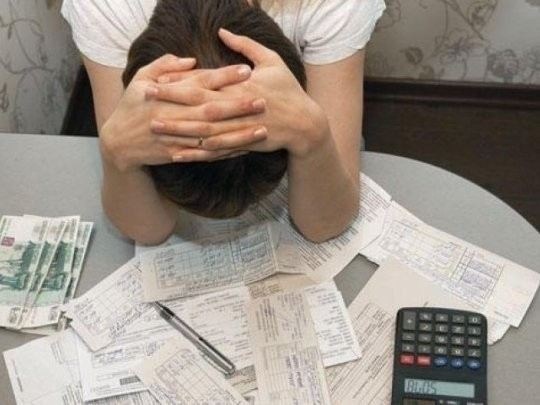 При какой сумме долга за ЖКХ управляющая компания может подать в суд