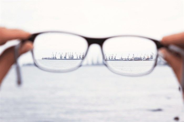 Что означают очки на плюс и как они помогают при дальнозоркости?