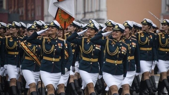 С какими проблемами женщины могут столкнуться на службе?