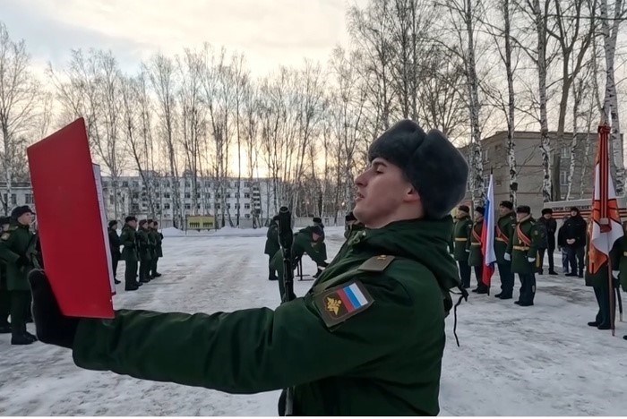 Родители плачут». На Урале новобранцы в первый день службы подписали контракт.