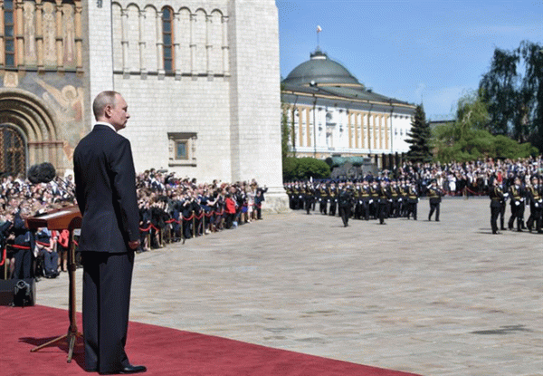 Владимир Путин после инаугурации выступает на Соборной площади Кремля.