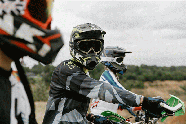 Два мотоциклиста в шлемах